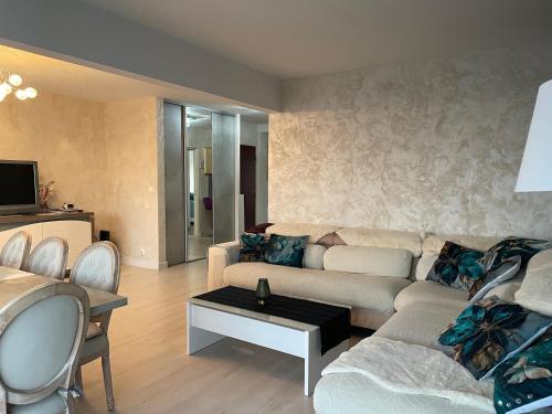 Bel appartement climatisé et spacieux de 100m2 au 3e étage avec ascenseur -A 5mn à pied du parc des expositions congrès de Dijon et ENG et 10mn du centre ville place Parking devant l'immeuble