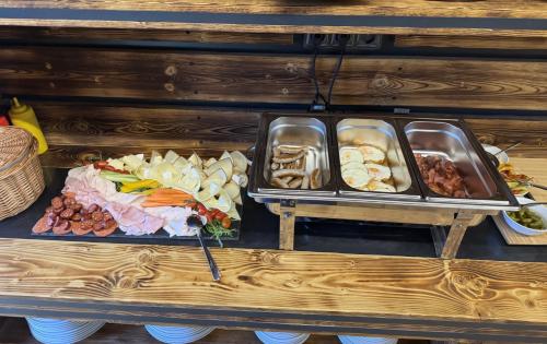 アパートメントの敷地内または近くでの食事または食べ物