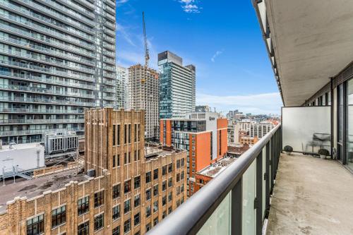 Pemandangan umum bagi Toronto atau pemandangan bandar yang diambil dari apartmen