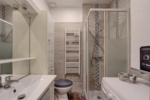une salle de bain avec toilettes, lavabo et douche dans l'établissement Appartement T2 climatisé à proximite immediate des plages de juan les Pins, à Juan-les-Pins