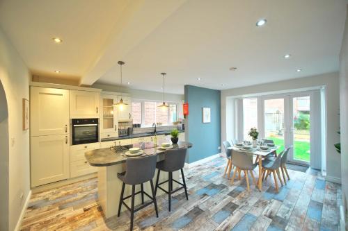 a kitchen and dining room with a table and chairs at Luxury Bungalow, 3 bedrooms, 5 beds, sleeps 8, transport links, parking, Wi-Fi in South Elmsall