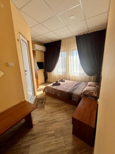 Giường trong phòng chung tại Guesthouse Zornitsa