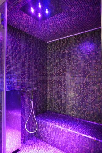 a purple room with a tub with a purple lighting at Nel mio immaginario in Città della Pieve