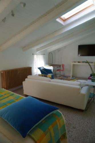 a living room with a white couch in a room at Nel mio immaginario in Città della Pieve