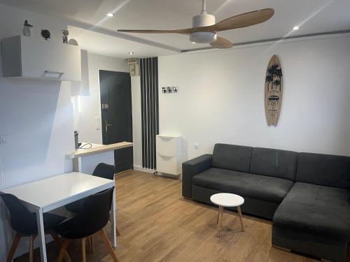 un salon avec un canapé et une table dans l'établissement Roch, à Fort-Mahon-Plage