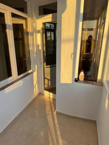 une porte avec une fenêtre sur le côté d'une maison dans l'établissement Garsoniera la vila, à Jilava