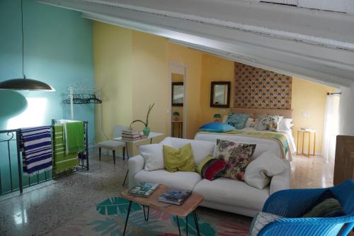 a living room with a couch and a bed at Nel mio immaginario in Città della Pieve