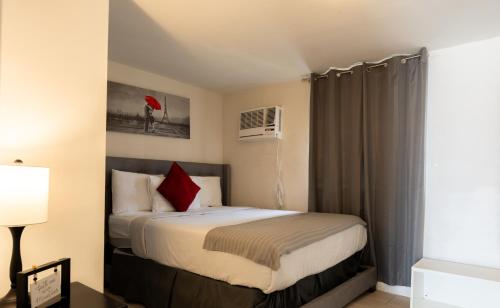 a bedroom with a bed in a room at COZY Private Apts in Hollywood By Hard Rock Casino! in Hollywood