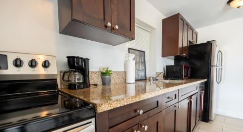 Dapur atau dapur kecil di COZY Private Apts in Hollywood By Hard Rock Casino!
