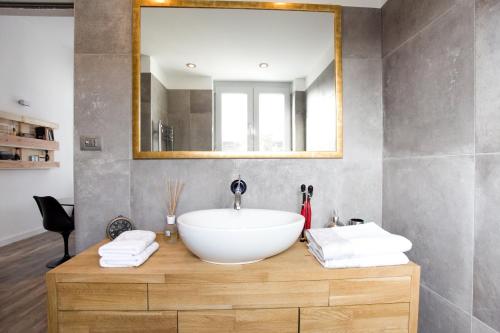 een badkamer met een wastafel en een spiegel bij Ice Breaker Apartment in Boedapest