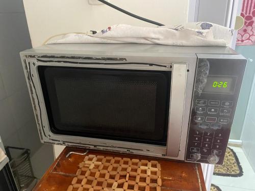 un forno a microonde con una scacchiera sopra di Apartamento para o carnaval cris a Salvador