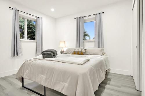 Ένα ή περισσότερα κρεβάτια σε δωμάτιο στο Koze 2 Bedroom Duplex Home with King & Queen Beds, Near Everything Trendy