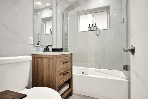 Ένα μπάνιο στο Koze 2 Bedroom Duplex Home with King & Queen Beds, Near Everything Trendy