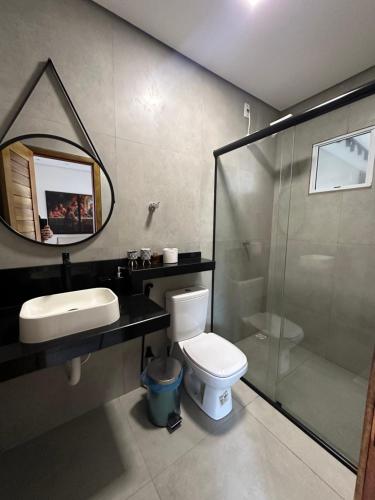 ein Badezimmer mit Toilette, Waschbecken und Dusche in der Unterkunft Loft Jerimar - beco doce - Jeri in Jericoacoara