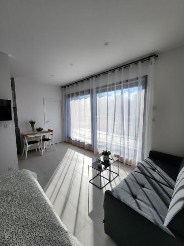 Posezení v ubytování Studio lumineux avec grande terrasse et vue lac, Parking privé