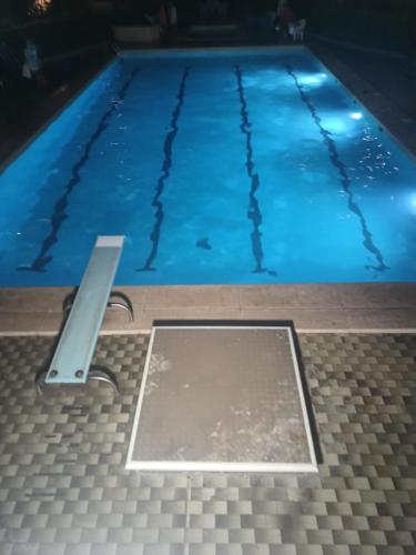 サンタ・マリネッラにあるSmile houseの水中のドア付きスイミングプール