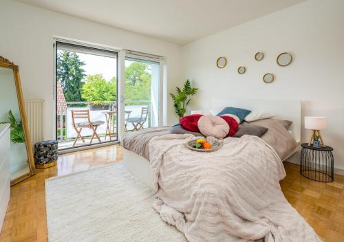 a bedroom with a bed and a table with a bowl of fruit on it at EG R-Wunderschöne große 3-Zimmer City Wohnung nähe Salzburg in Freilassing