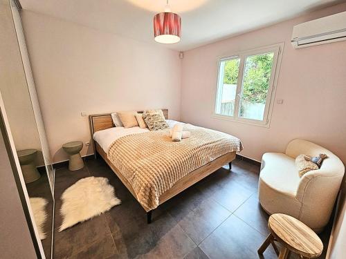 une chambre avec un lit, une chaise et une fenêtre dans l'établissement Villa Ephemera avec piscine privée, à Avignon