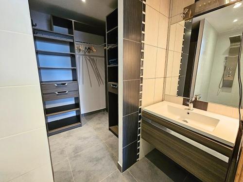 une salle de bain avec un lavabo et un miroir dans l'établissement Villa Ephemera avec piscine privée, à Avignon