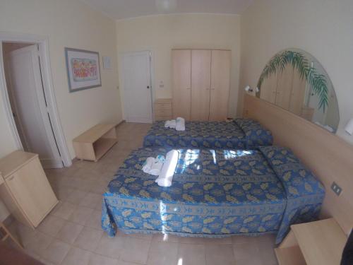 a hotel room with two beds at Hotel Riviera in Alghero