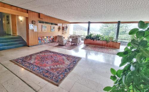 Posezení v ubytování J&L Flat with Pool in Baiersbronn