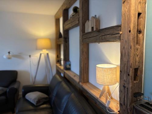 a living room with a couch and a lamp at Zur alten Schäferei in Zeulenroda