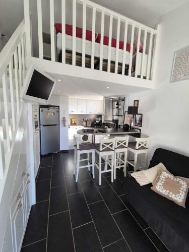 une cuisine et un salon avec un canapé et une table dans l'établissement Beautiful apt with balcony in Cavalaire-sur-Mer, à Cavalaire-sur-Mer