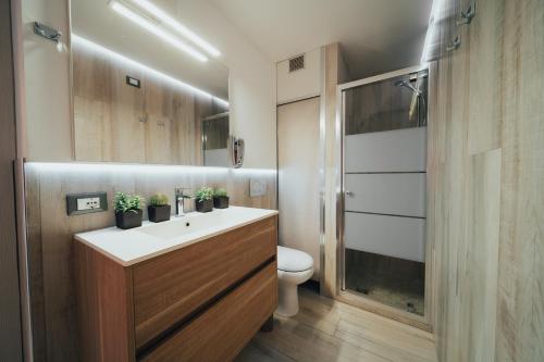 A bathroom at Catanese Proverb's House - Via Napoli - Ground Floor