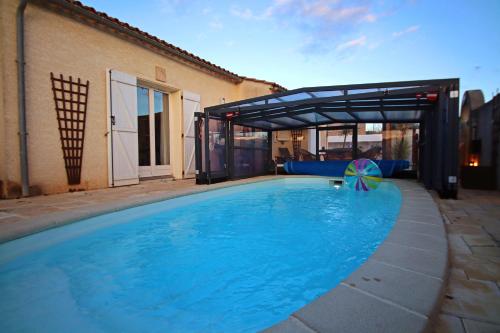 une grande piscine recouverte de métal dans l'établissement Magnifique villa avec piscine, à Carcassonne