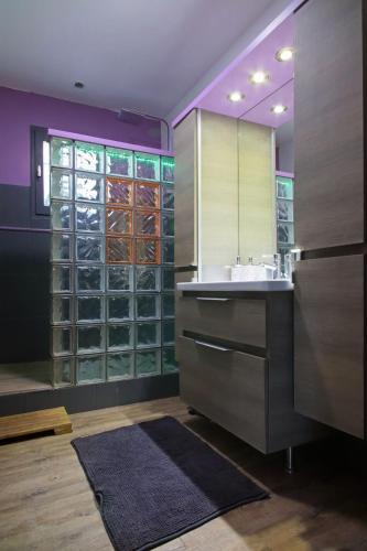 La salle de bains est pourvue d'un lavabo et d'une paroi en verre. dans l'établissement Magnifique villa avec piscine, à Carcassonne