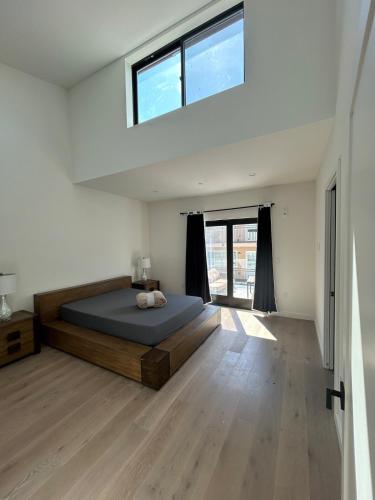 a bedroom with a bed and a large window at 912 Brand New Spacious Tonwhome 3br 3ba sleeps 9 in Redwood City