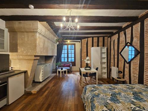 Il comprend une cuisine et un salon avec un lit et une table. dans l'établissement Petit havre de paix - quartier historique, à Tours