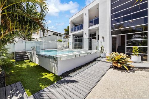 Πισίνα στο ή κοντά στο Luxurious 5 bedroom home 500m to Alexandra Headland beach