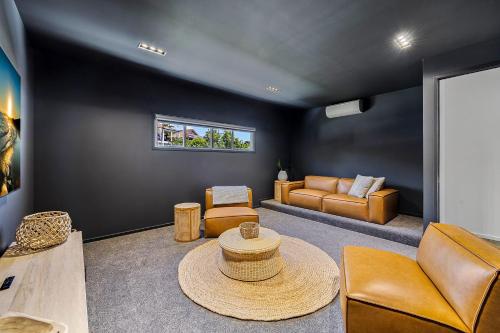 Χώρος καθιστικού στο Luxurious 5 bedroom home 500m to Alexandra Headland beach