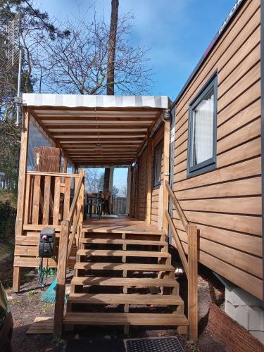 Photo de la galerie de l'établissement MH 558 SPACIOSA 2 chambres ET 1 salle de bain 45m2 2 terrasses avec vue sur foret dans camping 4étoiles, à Saint-Julien-en-Born