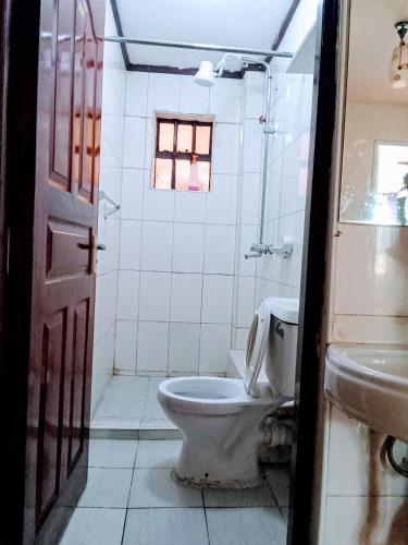 un bagno con un water e un lavandino di Kilimani just for sleep a Nairobi
