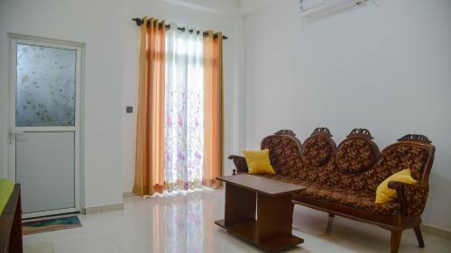 Una sala de estar con un sofá y una ventana. en Sarali home stay, en Dambulla
