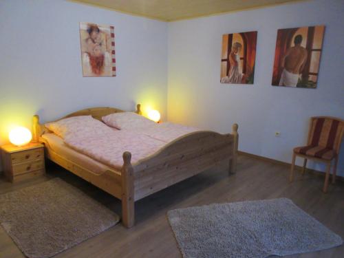 1 dormitorio con 1 cama, 2 lámparas y 1 silla en Ferienhaus Schulze en Schierke