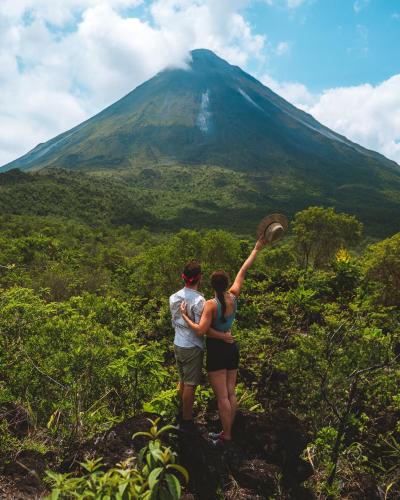 a man and woman standing on top of a mountain at Cabaña ITZE in Fortuna
