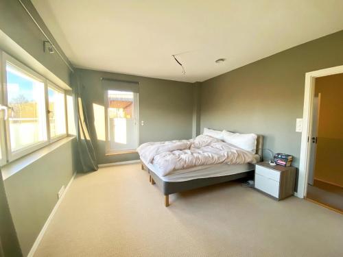 a bedroom with a bed in a green wall at Villa Kristiania in Oslo