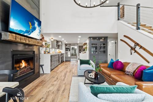 ein Wohnzimmer mit Couch und Kamin in der Unterkunft Woodside 576 in Park City