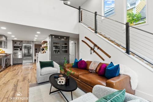 ein Wohnzimmer mit einer Couch und einer Treppe in der Unterkunft Woodside 576 in Park City