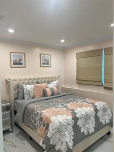 una camera da letto con un letto grande in una stanza di Luxury Waterfront Getaway a Copiague