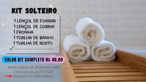 a sign with rolls of towels on a shelf at Casa para temporada até 9 pessoas, próximo Cabo Frio e São Pedro da Aldeia in São Pedro da Aldeia