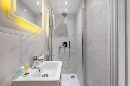 Ένα μπάνιο στο Spacious & Comfortable 3-Bedroom Retreat in NW10