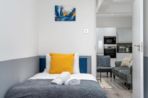 Ένα ή περισσότερα κρεβάτια σε δωμάτιο στο Spacious & Comfortable 3-Bedroom Retreat in NW10