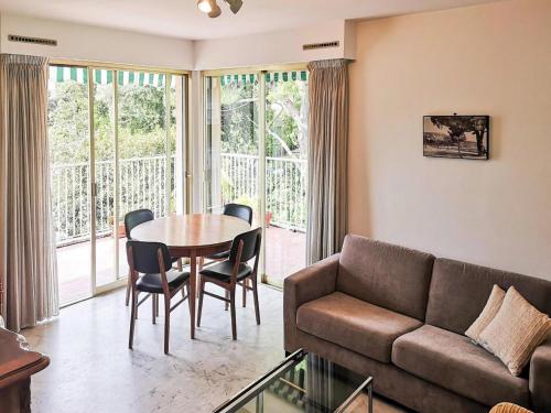 un salon avec un canapé, une table et des chaises dans l'établissement Apartment in Antibes near Sandy Beach, à Antibes