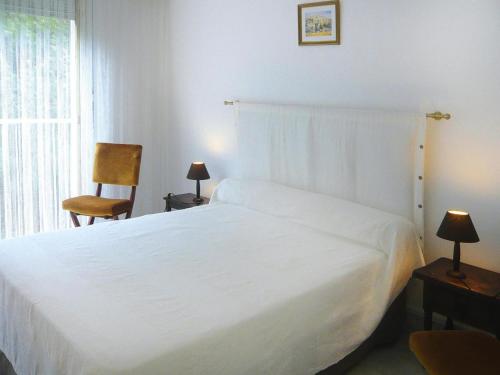 une chambre avec un lit blanc et une fenêtre dans l'établissement Apartment in Antibes near Sandy Beach, à Antibes