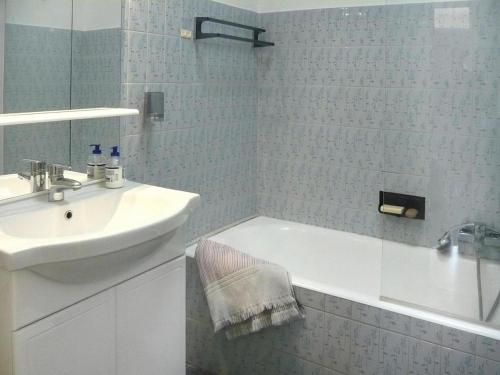 une salle de bain avec un lavabo et une baignoire et un lavabo dans l'établissement Apartment in Antibes near Sandy Beach, à Antibes