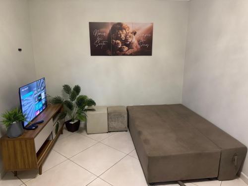 a living room with a bed and a tv at Nilza Melotti in Serra